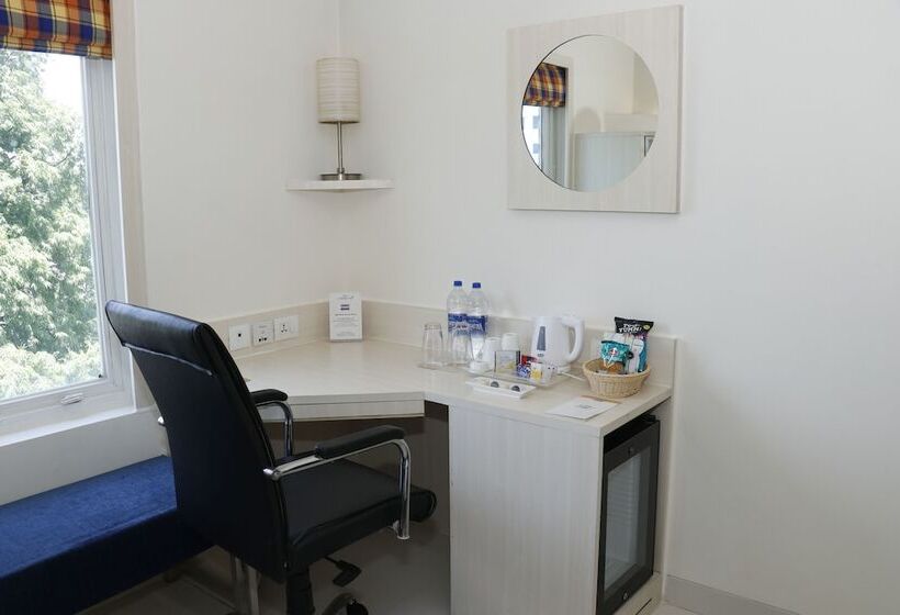 酒店 Hometel Chandigarh