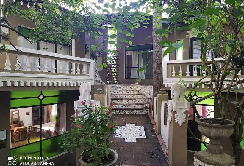 هتل Indeco Lake Forest