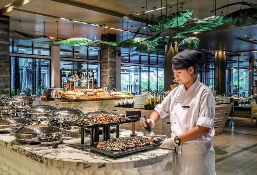 Отель Pullman Phuket Arcadia Naithon Beach