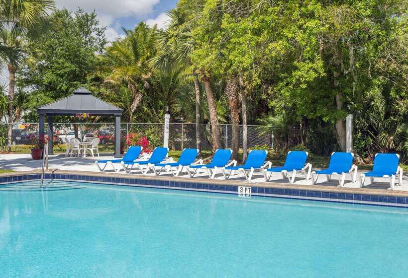 בית מלון כפרי Travelodge By Wyndham Lakeland