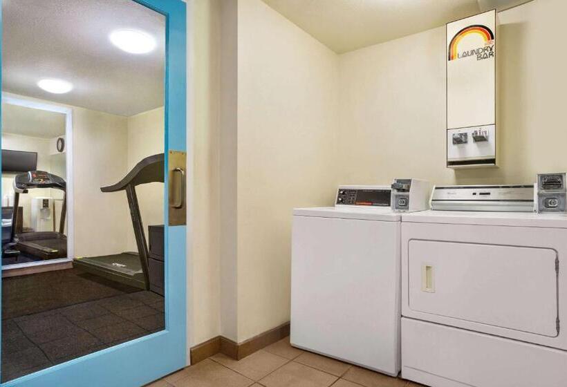 בית מלון כפרי Belmont Inn & Suites