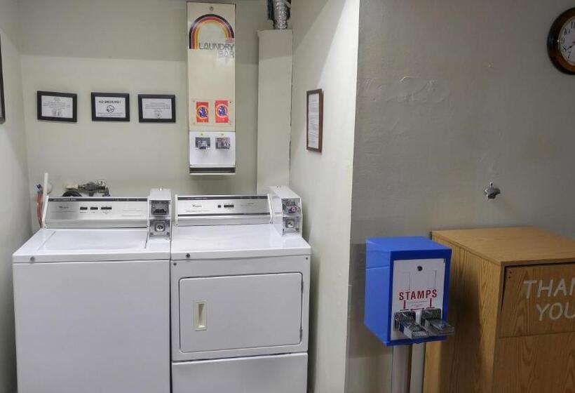 בית מלון כפרי Belmont Inn & Suites