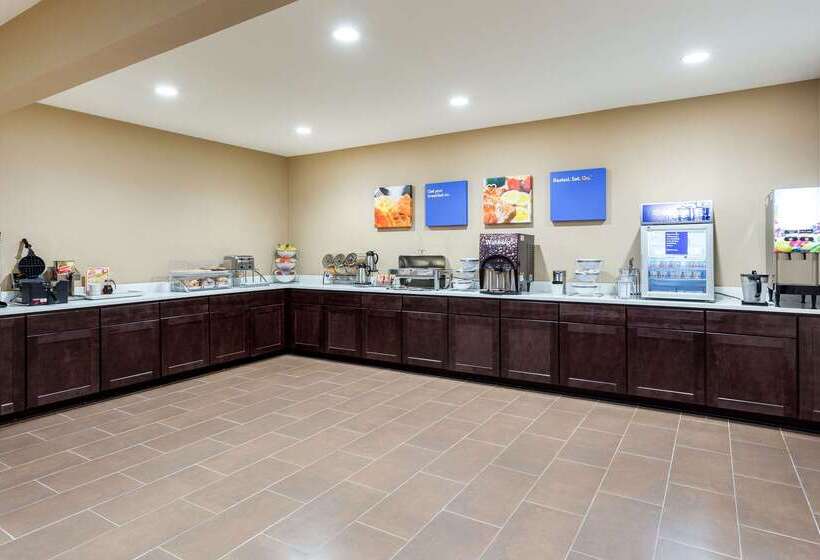 Отель Comfort Inn & Suites Airport