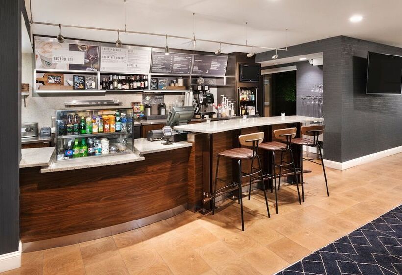 فندق Courtyard By Marriott Burlington
