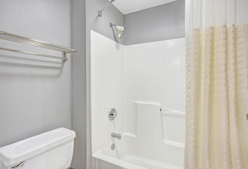 Отель Days Inn By Wyndham Lake Bluff/great Lakes Naval Base