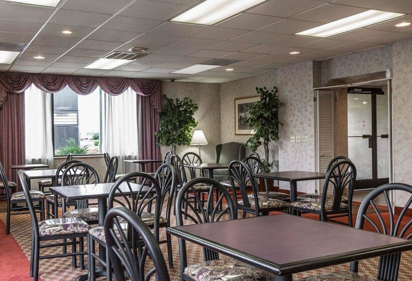 ホテル Econo Lodge Inn And Suites   Pilot Mountain