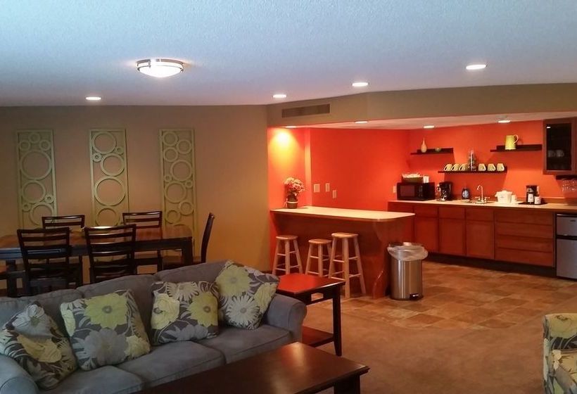 בית מלון כפרי Grand Forks Inn & Suites