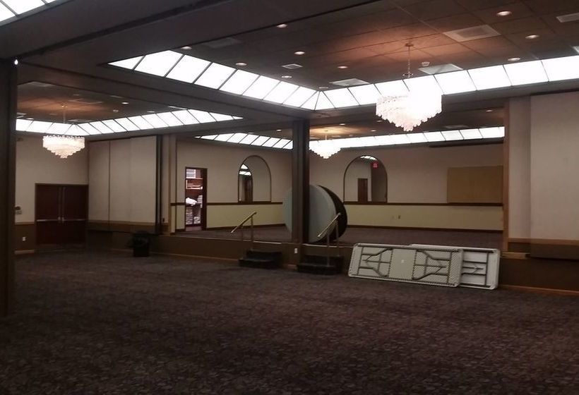 בית מלון כפרי Grand Forks Inn & Suites