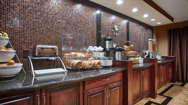 هتل Best Western Plus Midwest Inn & Suites