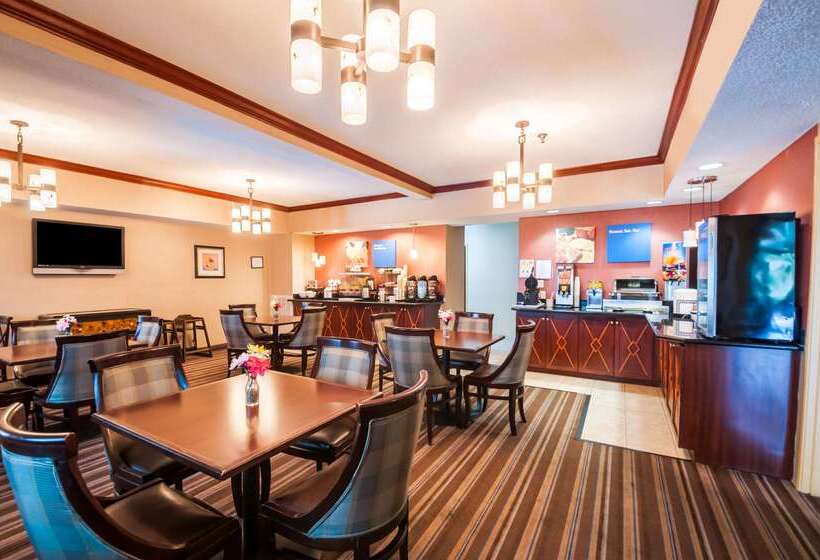 هتل Comfort Inn & Suites