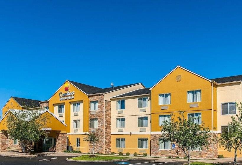 Отель Comfort Inn & Suites