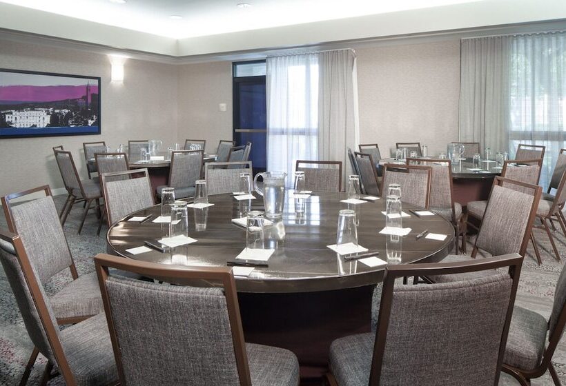 فندق Courtyard By Marriott Oakland Airport