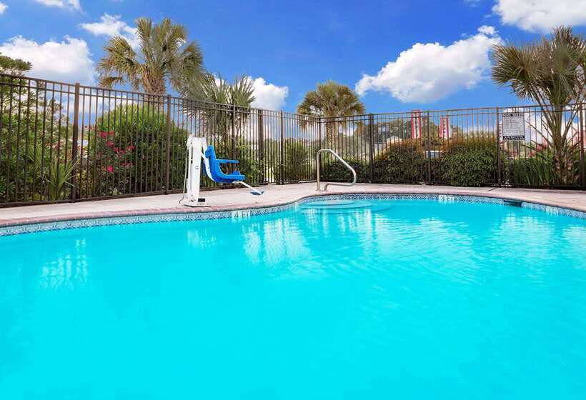 בית מלון כפרי Days Inn & Suites By Wyndham Opelousas