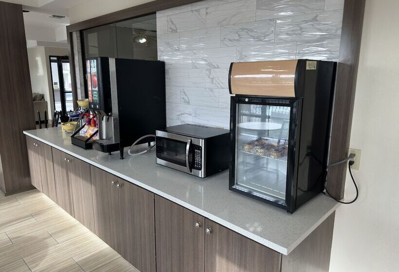 בית מלון כפרי Days Inn & Suites By Wyndham Opelousas