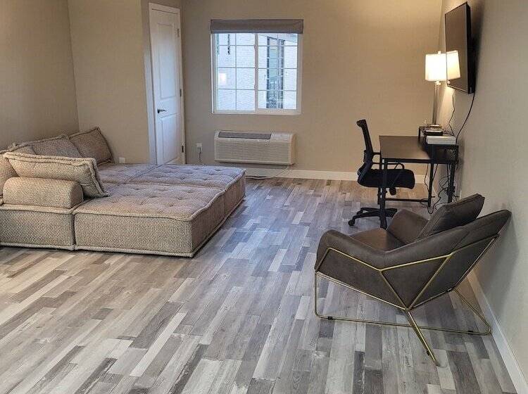 فندق Red Fox Inn And Suites