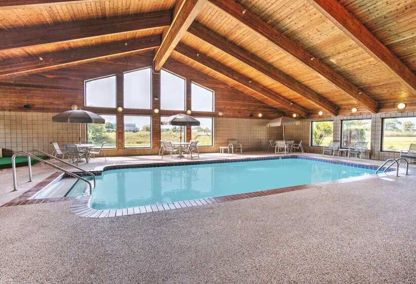 هتل Super 8 By Wyndham Davenport