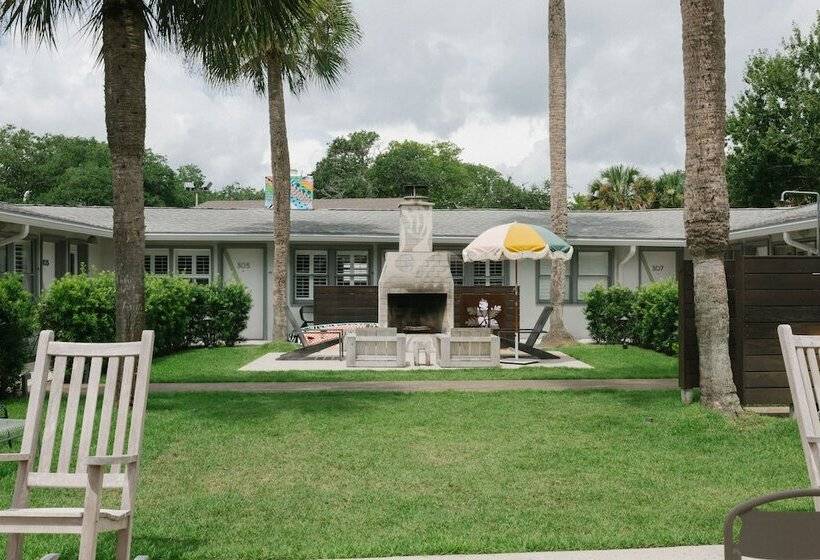 The Hotel Palms