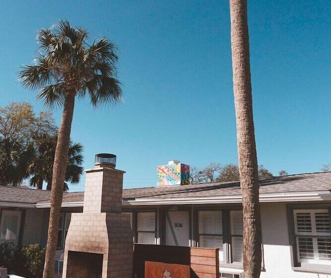 The Hotel Palms