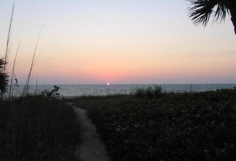 Отель A Beach Retreat On Casey Key