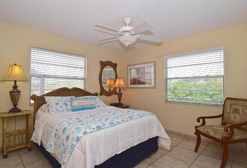 Отель A Beach Retreat On Casey Key