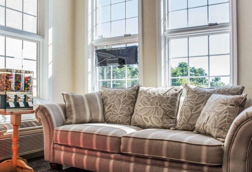 فندق Econo Lodge Inn & Suites Airport