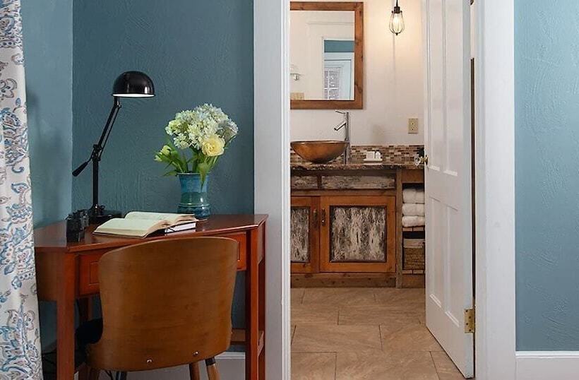 هتل The Lodge At Moosehead Lake