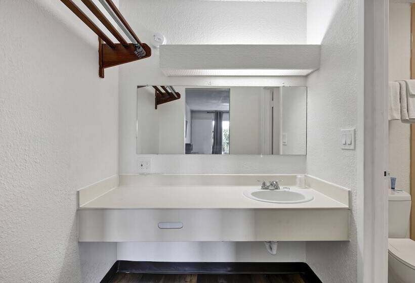 فندق Rodeway Inn