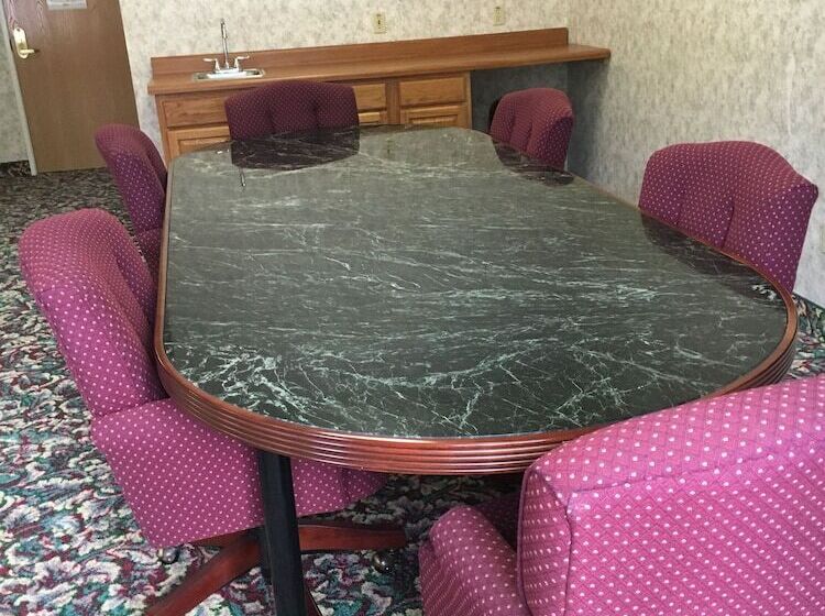 فندق على الطريق Budget Host Inn