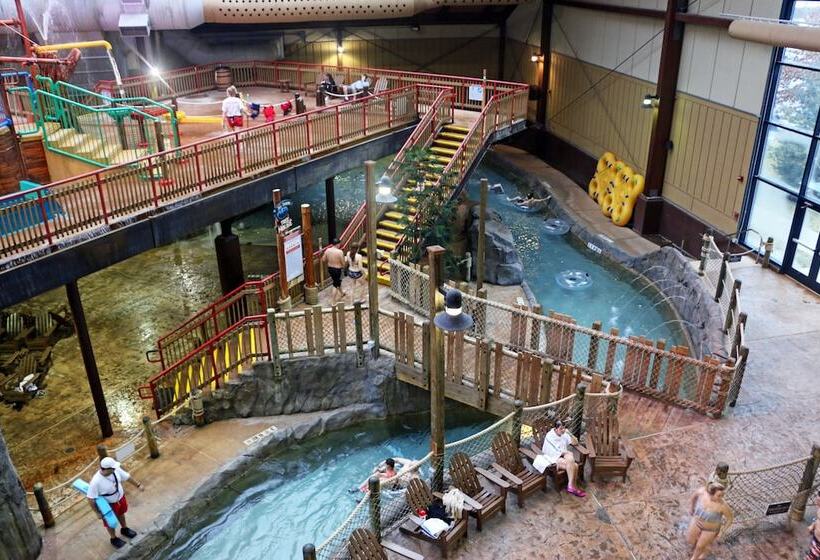 Курорт Six Flags Great Escape Lodge & Indoor Waterpark