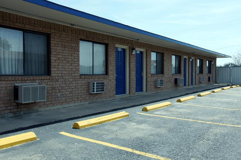 בית מלון כפרי Americas Best Value Inn Comanche