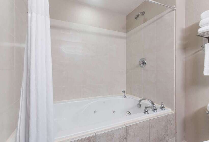 בית מלון כפרי Days Inn & Suites By Wyndham Lakeland