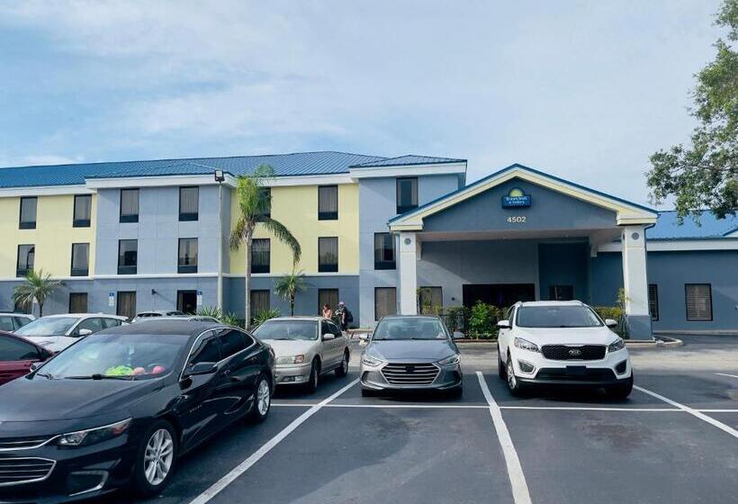בית מלון כפרי Days Inn & Suites By Wyndham Lakeland