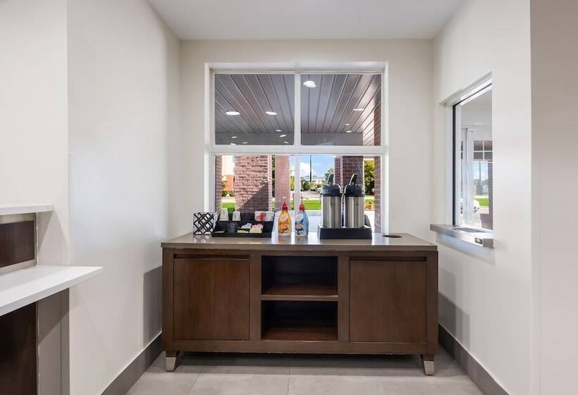 בית מלון כפרי Red Roof Inn Plus & Suites Birmingham   Bessemer