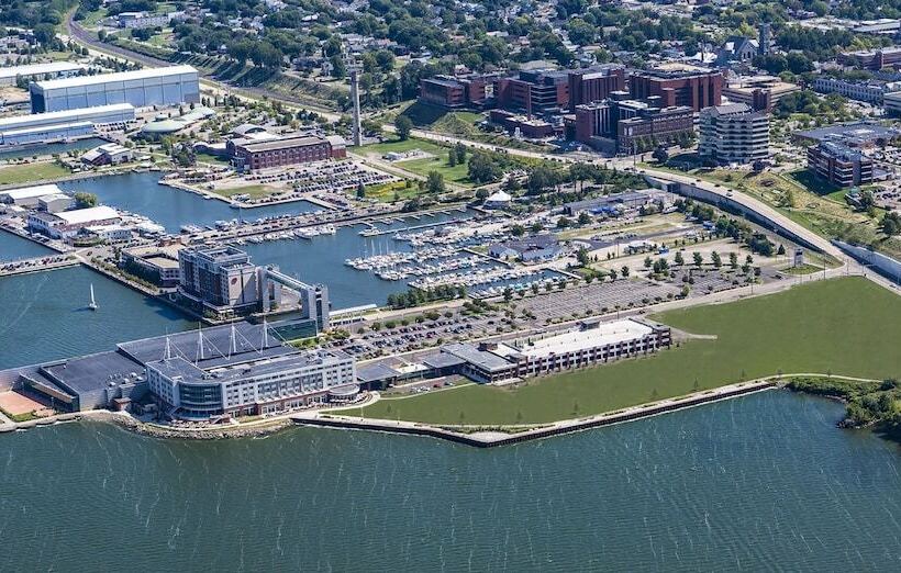 בית מלון כפרי Sheraton Erie Bayfront