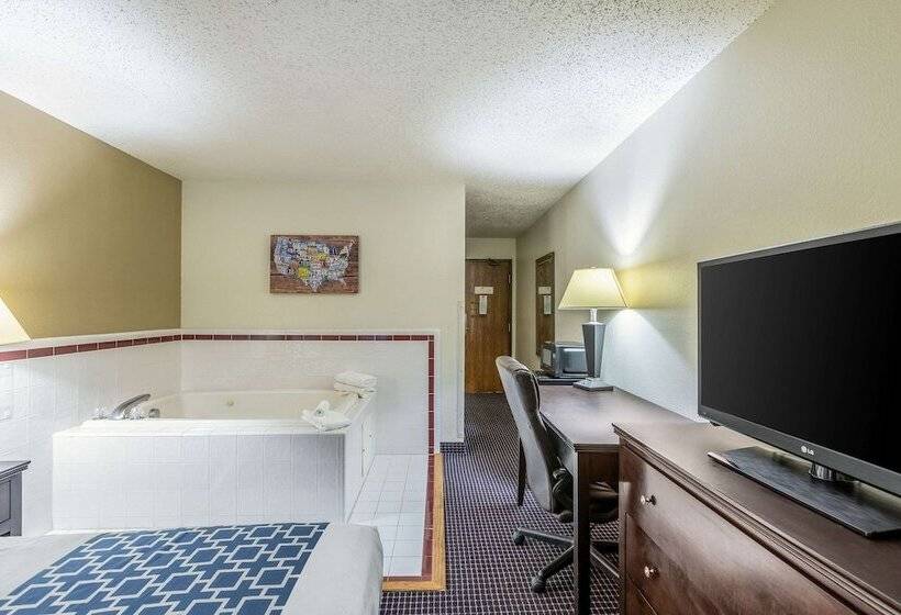 هتل Econo Lodge Inn & Suites