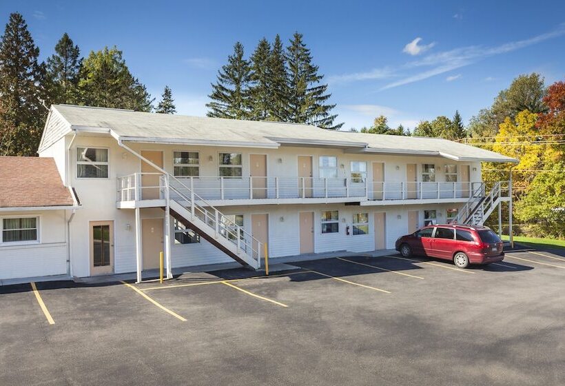 Мотель The Springwater Inn