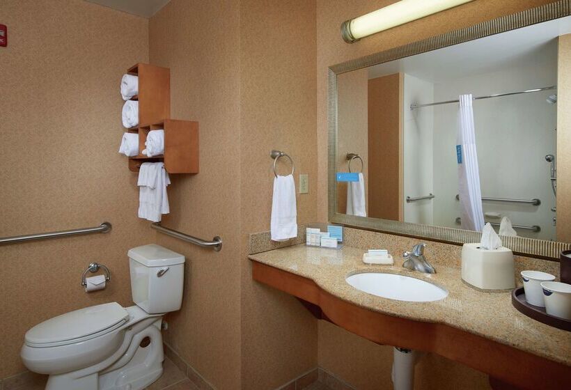 Hampton Inn & Suites Canton