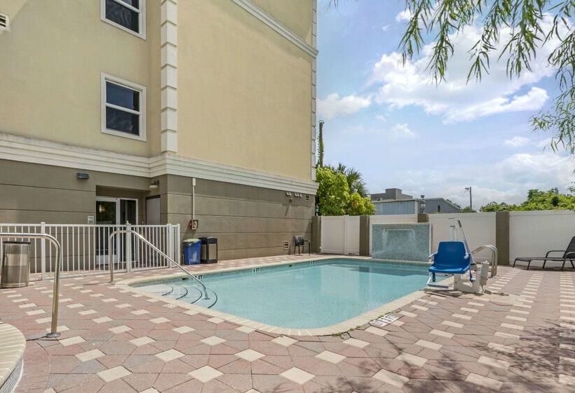 فندق Country Inn & Suites By Radisson, Tampa Airport North, Fl