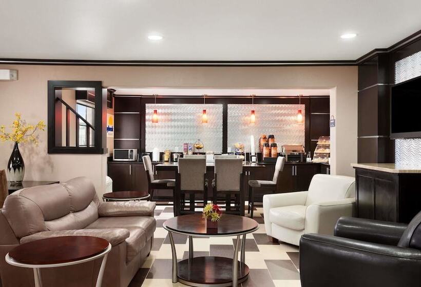 هتل Days Inn & Suites By Wyndham Conroe North