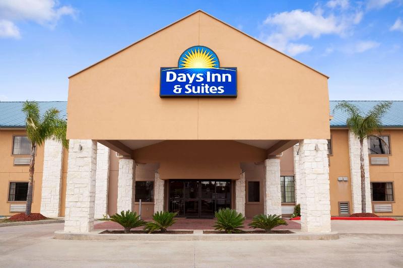 هتل Days Inn & Suites By Wyndham Conroe North