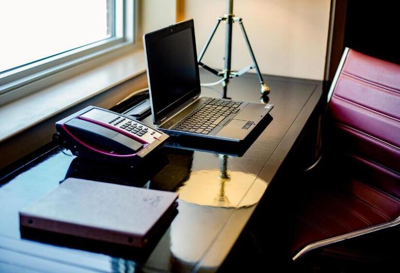 Overton Hotel And Conference Center