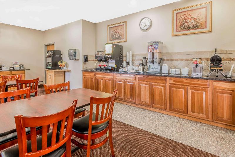 هتل Super 8 By Wyndham Salina