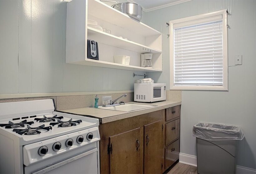 فندق على الطريق Colonial Inn