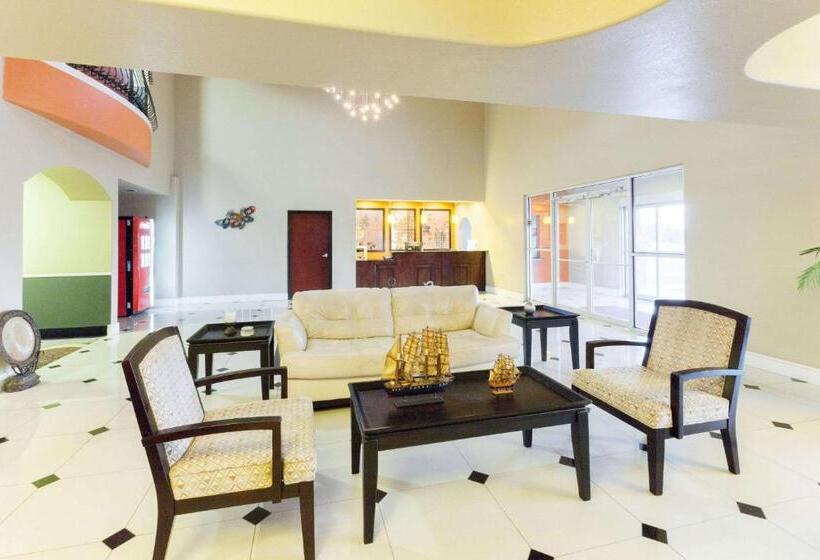 בית מלון כפרי Lone Star Inn & Suites