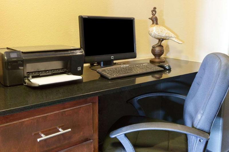 בית מלון כפרי Lone Star Inn & Suites