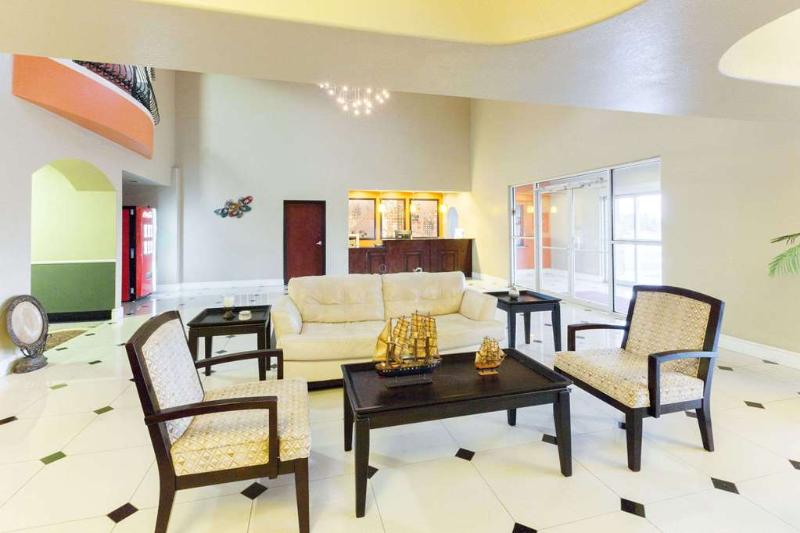 בית מלון כפרי Lone Star Inn & Suites