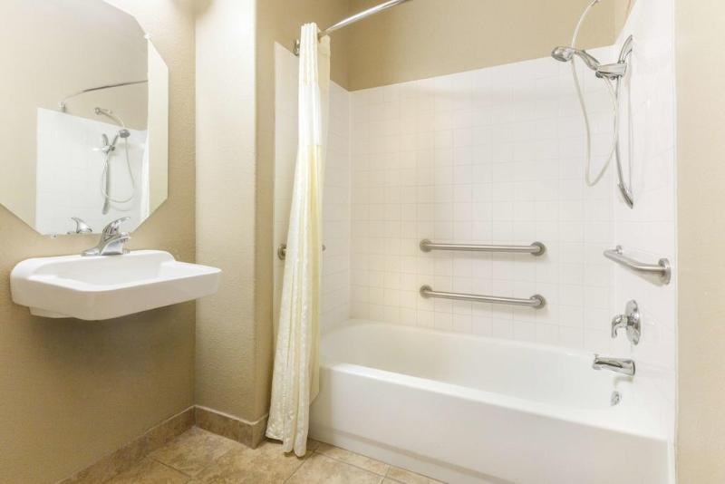 בית מלון כפרי Lone Star Inn & Suites