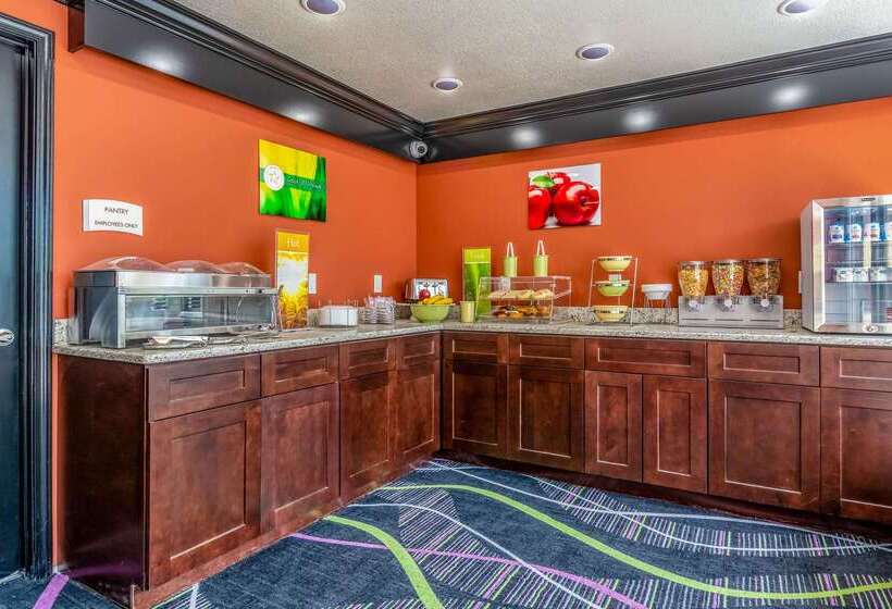 فندق على الطريق Quality Inn