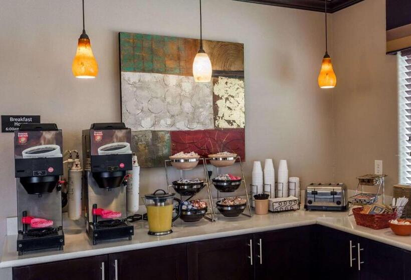 בית מלון כפרי Atria Inn & Suites