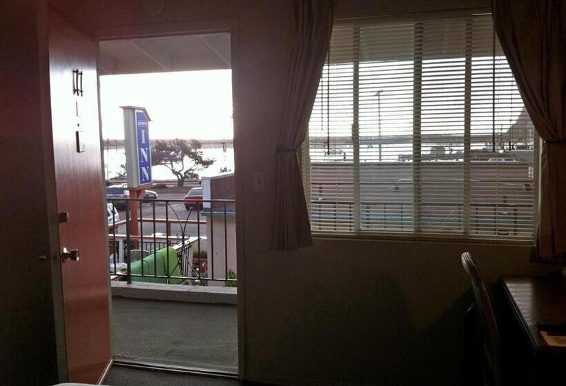 בית מלון כפרי Bayfront Inn
